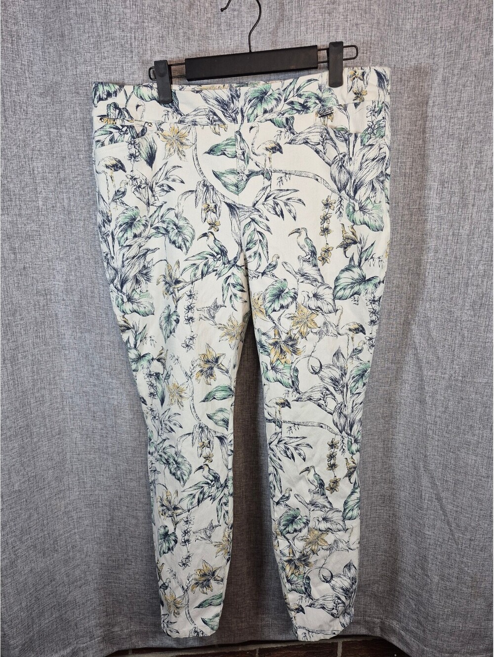 Tahari Women’s XL Tropical Bird Floral Print Ankle Pants Flamingo Toucan Parrot